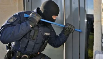 Persona të maskuar si policë grabisin banesën, braktisin dy automjete gjatë arratisjes