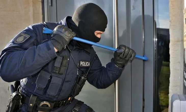 Persona të maskuar si policë grabisin banesën, braktisin dy automjete gjatë arratisjes