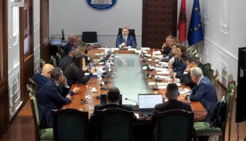 “Pesë demokratë të qelbur”- Deklarata që “ndezi gjakrat” te Ligjet, debati i ashpër: Të kesh turp, kujt i thua ‘e qelbur’?! Asnjëri s’më nxjerr përjashta