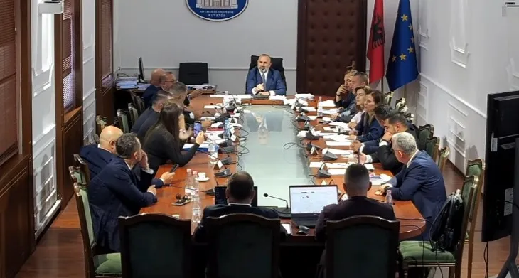 “Pesë demokratë të qelbur”- Deklarata që “ndezi gjakrat” te Ligjet, debati i ashpër: Të kesh turp, kujt i thua ‘e qelbur’?! Asnjëri s’më nxjerr përjashta