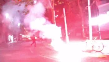 Plaçkitje dhe përplasje në Rrugën e Dibrës, policia ndjek protestuesit