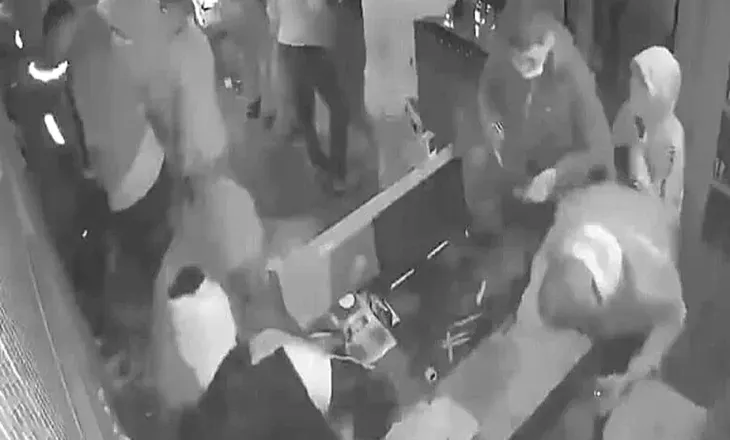 PLAÇKITJET/ VIDEO KU TE RINJTE THYEJNE HYRJEN E BIZNESIT DHE GRABISIN GJITHÇKA