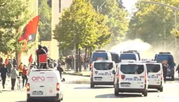Plagoset gazetari grek në Rrugën e Durrësit, transportohet te Trauma