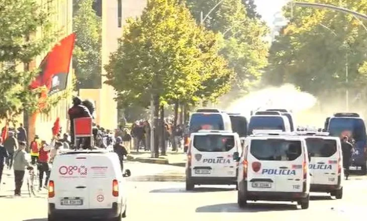 Plagoset gazetari grek në Rrugën e Durrësit, transportohet te Trauma