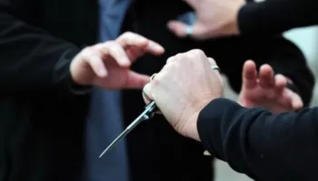 Plagoset me thikë 60 vjeçari në Korçë, arrestohet autori 65 vjeçar