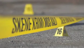 Plagosi me thikë 19-vjeçarin në Korçë, arrestohet 23-vjeçari! Kishte thyer arrestin shtëpiak, iu gjet edhe drogë