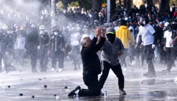 Plagosje që kërkojnë hetim, përplasje të forta dhe studentë që nuk tërhiqen, çfarë ndodhi sot?