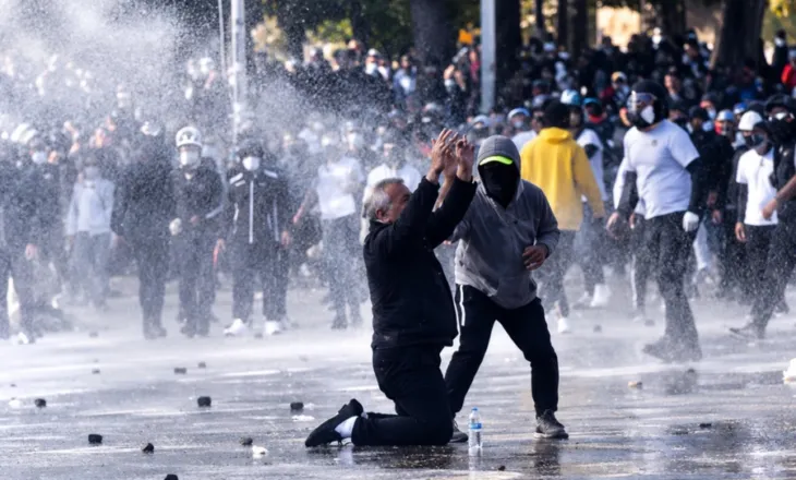 Plagosje që kërkojnë hetim, përplasje të forta dhe studentë që nuk tërhiqen, çfarë ndodhi sot?