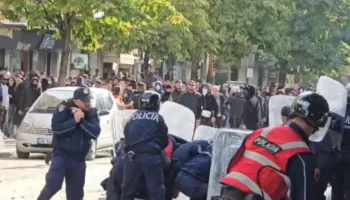 Plas revolta edhe në Durrës, shoqërime masive nga forcat e rendit, 5 policë në spital