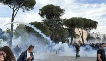 Plas tek Kryeministria: Sulme me gurë, molotov e sende të forta, policia i shpërndan me ujë