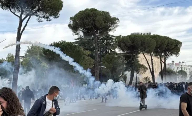 Plas tek Kryeministria: Sulme me gurë, molotov e sende të forta, policia i shpërndan me ujë