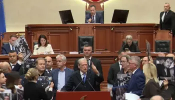 “Plumbat e gomës i meritojnë këta”/ Peleshi i heq fjalën për gjithë ditën Berishës: Kjo është thirrje për dhunë