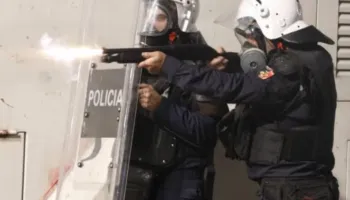 Plumbat e gomës kundër protestuesve e gazetarëve, shkelje sistematike të standardeve ndërkombëtare mbi përdorimin e forcës