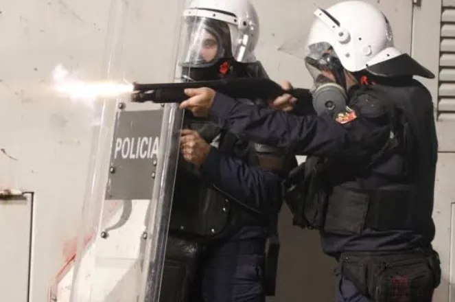 Plumbat e gomës kundër protestuesve e gazetarëve, shkelje sistematike të standardeve ndërkombëtare mbi përdorimin e forcës