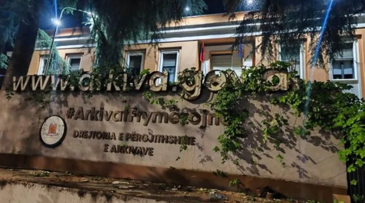 “Po Arkivi çfarë ju ka bërë?”- Protestuesit dogjën Arkivin e Shtetit, Vengu: Çfarë ambicieje e përligj këtë egërsi?