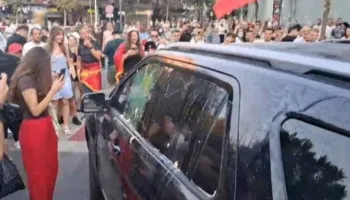 “Po deputetët e PD a i godisni me vezë si mua?”- Ligjvënësja socialise “kap mat” me pyetje mjekun aktivist: Ju thoni se i keni target edhe ata, por…