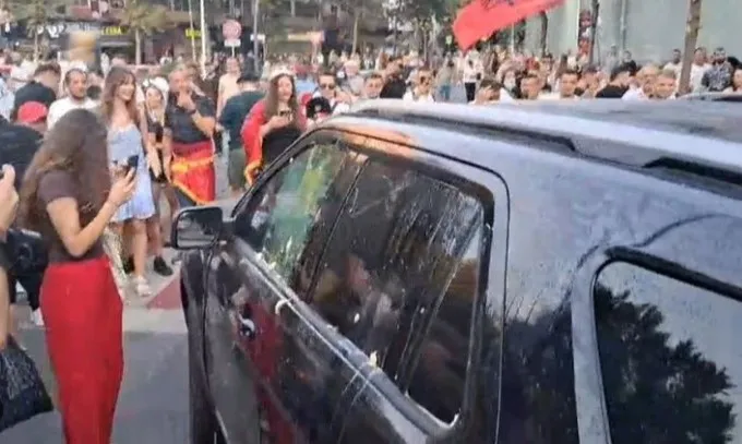 “Po deputetët e PD a i godisni me vezë si mua?”- Ligjvënësja socialise “kap mat” me pyetje mjekun aktivist: Ju thoni se i keni target edhe ata, por…
