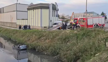 Po e ndiqte policia, shoferi bie në kanal pranë urës së Dajlanit