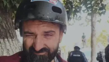 Po filmonte shoqërimin e protestuesit, policia sulmon me spraj me piper gazetarin