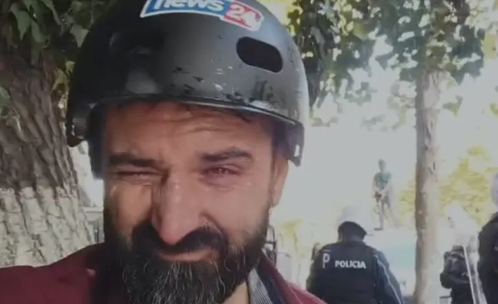 Po filmonte shoqërimin e protestuesit, policia sulmon me spraj me piper gazetarin