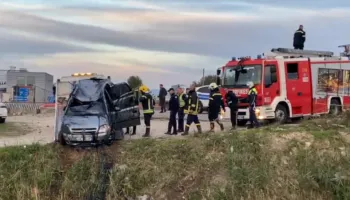 Po i arratiseshin Policisë, aksidentohen dy të rinj në autostradën Durrës-Tiranë! Makina përfundon në kanal, po bënin manovra të rrezikshme