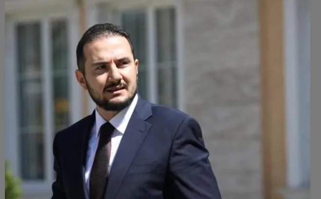 Po i japin fund paktit Rama–Berisha të vitit 2008″/ Salianji: Të gjithë në shesh për të ardhmen e të rinjve tanë dhe kundër sistemit politik antishqiptar