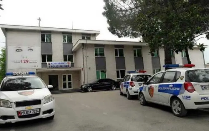 Po pinte kafe, persona të maskuar godasin me levë pas shpine ish-drejtuesin e zjarrfikëses (Emri)