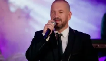Po pinte kafen e mëngjesit në lokalin ku performonte, një person i maskuar e qëlloi pas shpine! Detaje nga plagosja e këngëtarit në Shkodër