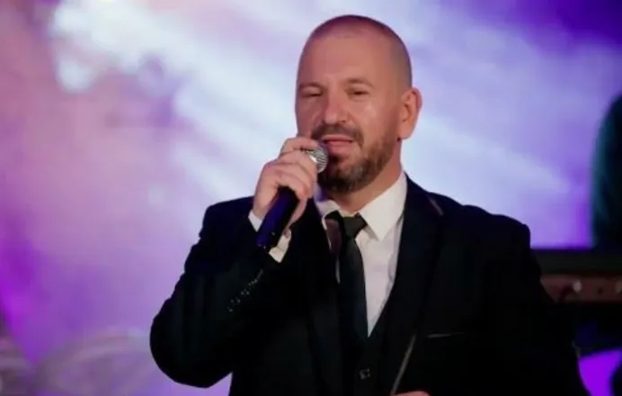 Po pinte kafen e mëngjesit në lokalin ku performonte, një person i maskuar e qëlloi pas shpine! Detaje nga plagosja e këngëtarit në Shkodër