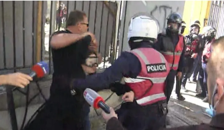 “Po protestoj paqësisht”, momenti kur e reja shoqërohet nga policia