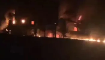 Po transportonte mbi 2 milionë fuçi nafte, anija bie në kontakt me minën dhe shpërthen në flakë në Ngushticën e Hormuzit