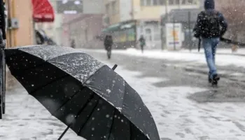 Po vjen dimri, meteorologia paralajmëron disa ditë me reshje shiu dhe bore në vend: Do ketë mot të paqëndryeshëm nga sot!