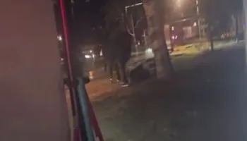 Policë dhe civilë rrahin barbarisht me shkop gome, grushte e shkelma qytetarin