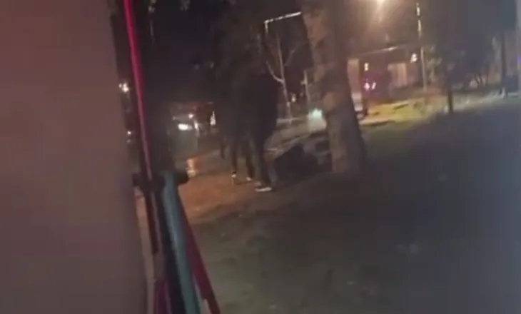 Policë dhe civilë rrahin barbarisht me shkop gome, grushte e shkelma qytetarin