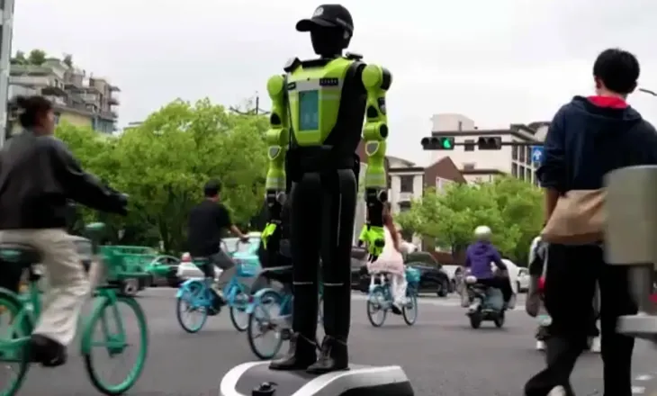 Policë robotë në rrugët e Kinës, humanoidët testohen për kontrollin e trafikut (VIDEO) –