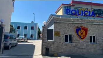 Polici i shkruan një vajze në Instagram, vëllezërit e saj e dhunojnë me sende të forta në Krujë