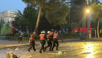 Polici lëndohet nga molotovi, shokët e marrin në krahë