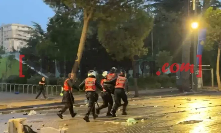 Polici lëndohet nga molotovi, shokët e marrin në krahë