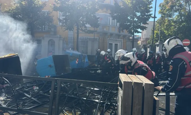 Policia apel protestuesve: Distancohuni nga personat e maskuar dhe shmangni dhunën!