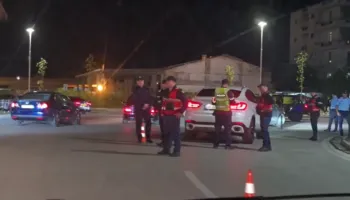 Policia “blindon” Vlorën, kontroll makinave me xhama të zinj, ja çfarë po verifikohet
