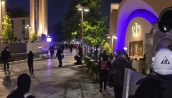 Policia dhunon protestuesit në oborrin e Katedrales, Kisha reagon: Respektoni vendet e shenjta