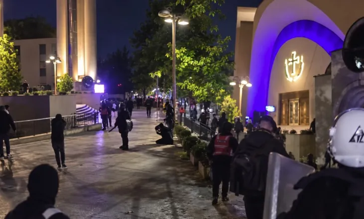 Policia dhunon protestuesit në oborrin e Katedrales, Kisha reagon: Respektoni vendet e shenjta