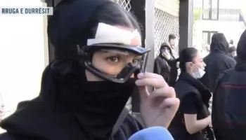 Policia e goditi me plumb gome në kokë/ Vajza e lënduar: Do isha dëmtuar rëndë në sy