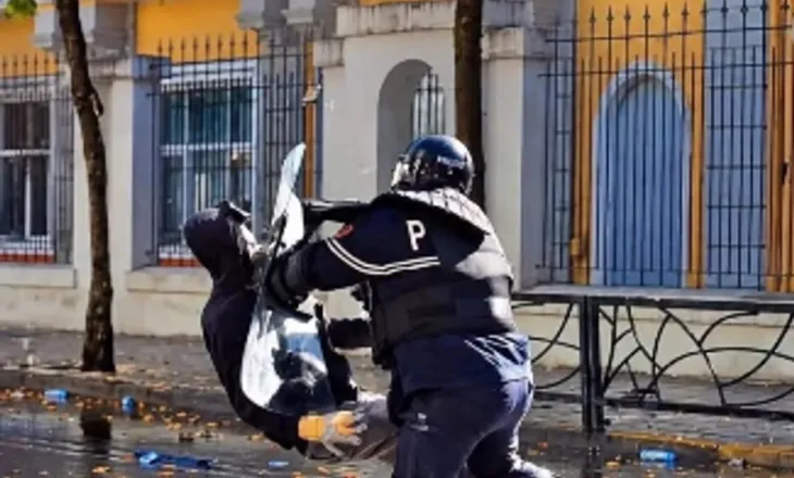 Policia e përplasi me kokë në asfalt, motra e Muhamet Skanës: Fraktura në shtyllën kurrizore dhe në kafkë, do të kërkojmë drejtësi