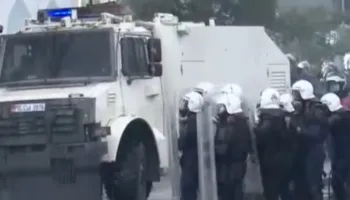 Policia e shtetit hidhet në sulm, merr nën kontroll Tiranën