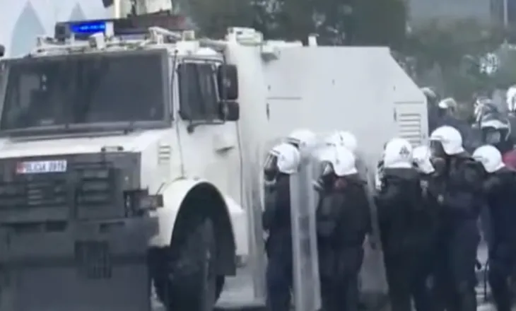 Policia e shtetit hidhet në sulm, merr nën kontroll Tiranën