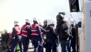 Policia e Shtetit thirrje protestuesve: Distancohuni nga personat e maskuar që sulmojnë