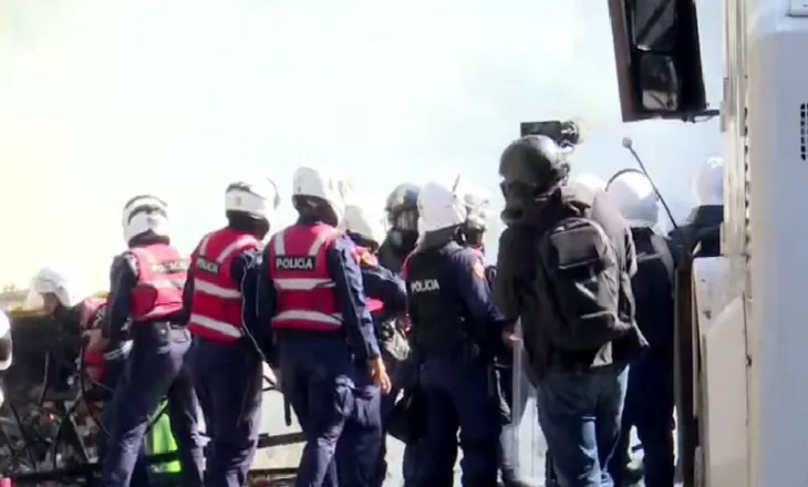 Policia e Shtetit thirrje protestuesve: Distancohuni nga personat e maskuar që sulmojnë