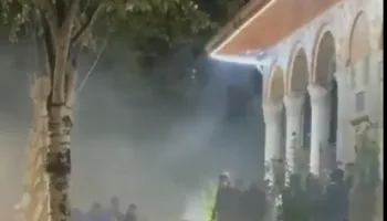 Policia hedh gaz lotsjellës pranë Xhamisë së Et’hem Beut, brenda kishte besimtarë