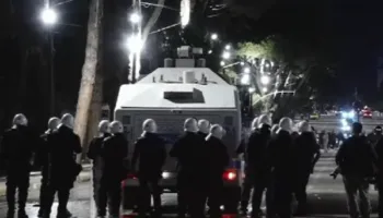 Policia hedh ujë me presion në drejtim të protestuesve